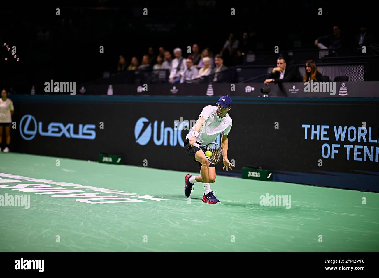 Malaga, Spagna. 20 novembre 2024. Daniel Altmaier, squadra tedesca vista in azione contro Gabriel Diallo del Canada (non in View) durante i quarti di finale di Coppa Davis Final 8 Singles match 1 alla Martin Carpena Arena. Daniel Altmaier ha vinto per 7/6, 6/4 (foto di Vicente Vidal Fernandez/SOPA Images/Sipa USA) credito: SIPA USA/Alamy Live News Foto Stock
