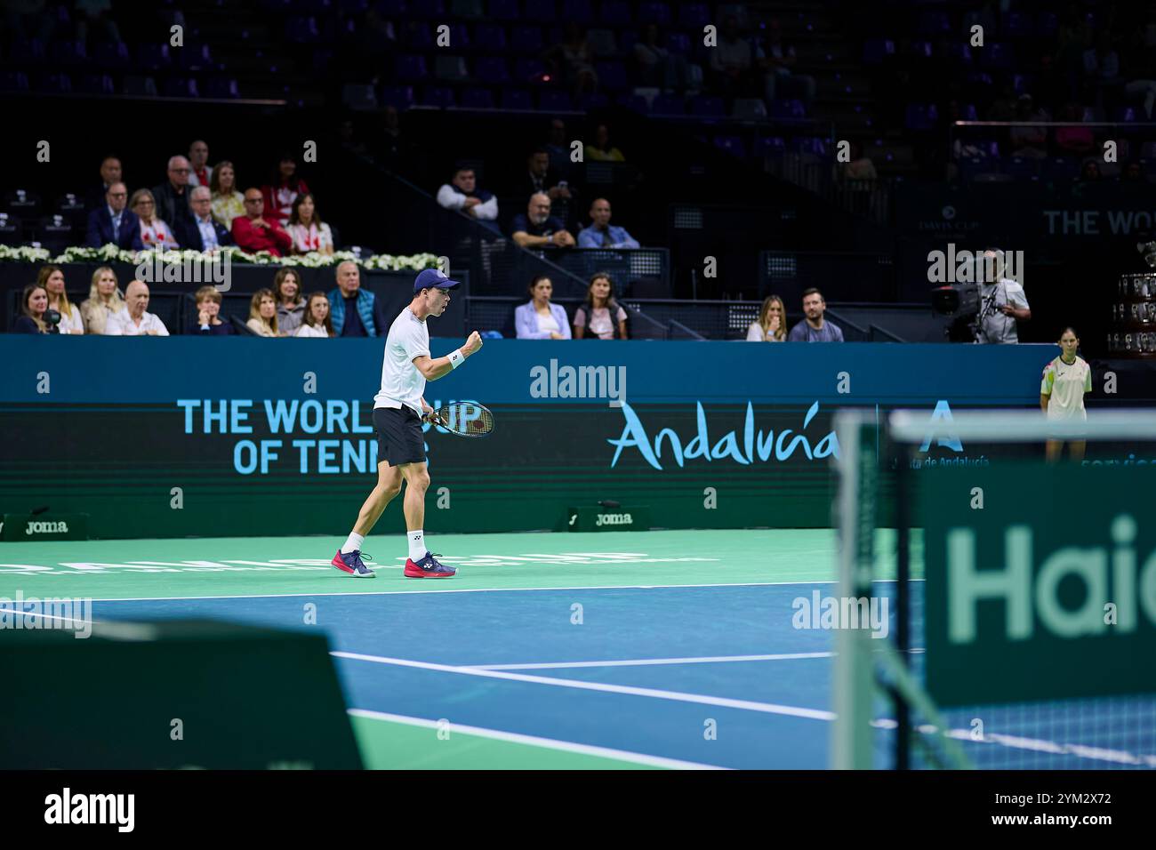 Malaga, Spagna. 20 novembre 2024. Daniel Altmaier, squadra tedesca vista in azione contro Gabriel Diallo del Canada (non in View) durante i quarti di finale di Coppa Davis Final 8 Singles match 1 alla Martin Carpena Arena. Daniel Altmaier ha vinto per 7/6, 6/4 (foto di Vicente Vidal Fernandez/SOPA Images/Sipa USA) credito: SIPA USA/Alamy Live News Foto Stock