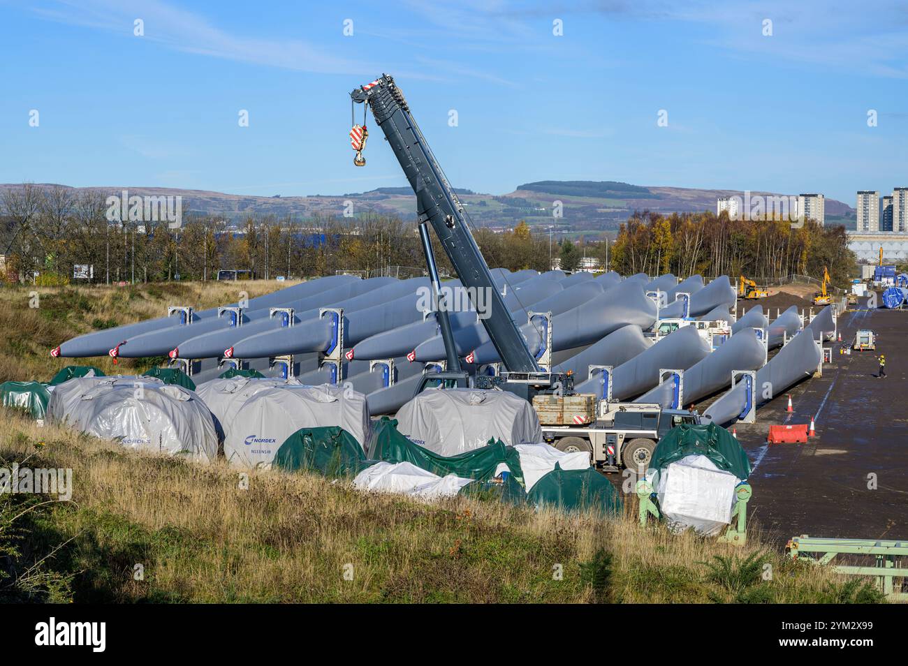 Componenti delle turbine eoliche Nordex in un deposito presso il molo King George V in attesa di essere trasportati, Braehead vicino a Glasgow, Scozia, Regno Unito, Europa Foto Stock