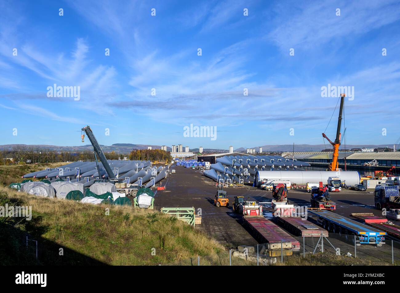 Componenti delle turbine eoliche Nordex in un deposito presso il molo King George V in attesa di essere trasportati, Braehead vicino a Glasgow, Scozia, Regno Unito, Europa Foto Stock