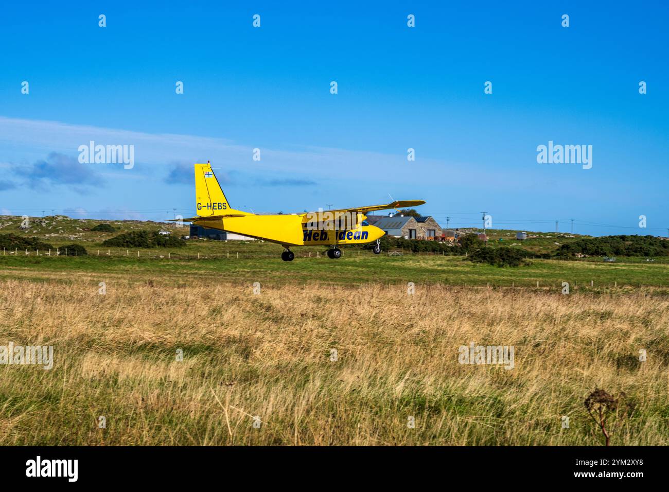 Hebridean Air Services Britten-Norman BN-2B Islander G-HEBS atterrando presso Coll Aerodrome, Isola di Coll, Ebridi interne, Scozia, Regno Unito Foto Stock