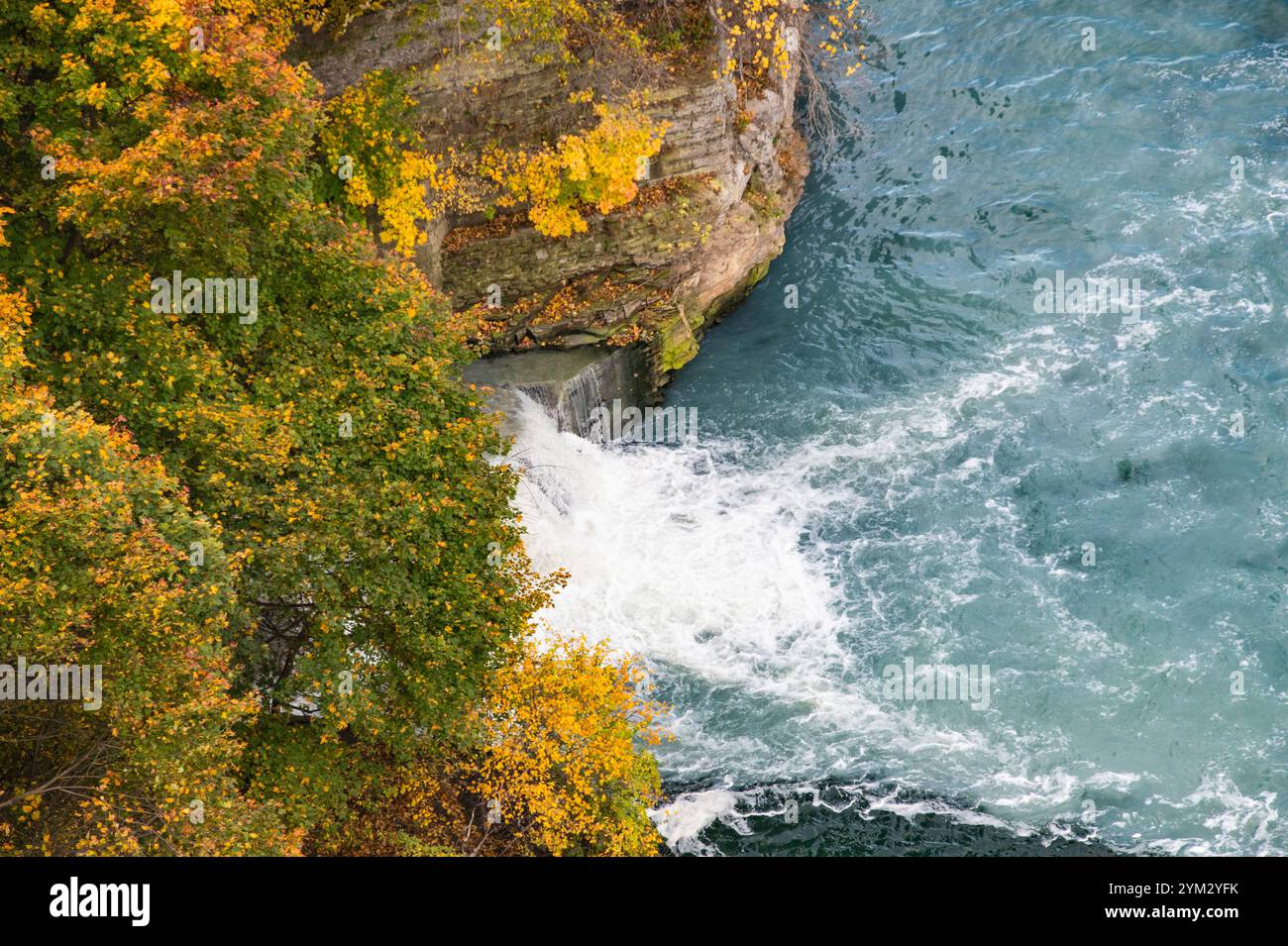 Acque turbolente bianche alle Cascate del Niagara, New York, Stati Uniti Foto Stock