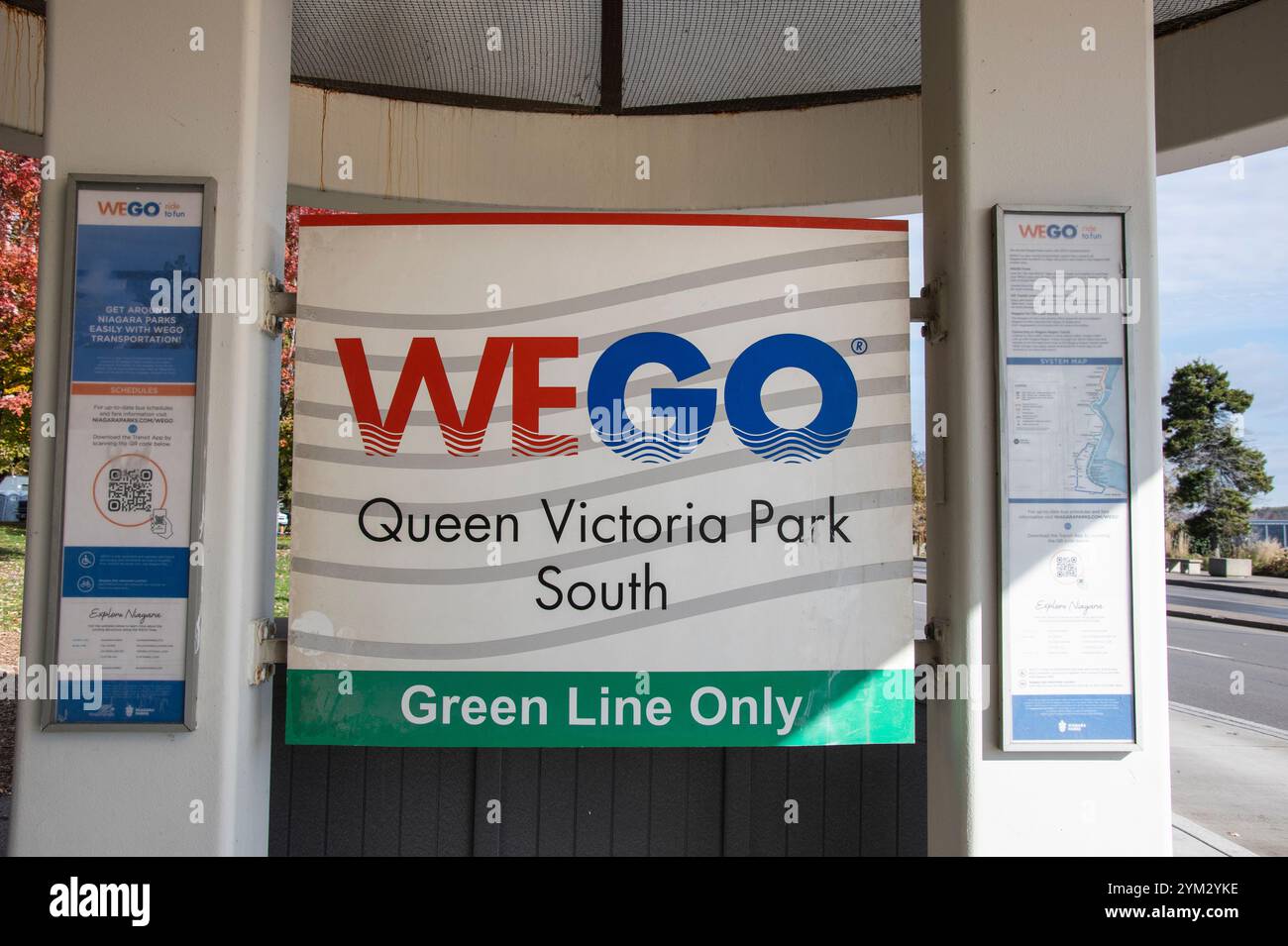 Cartello con la linea verde Wego in una fermata dell'autobus sulla Niagara River Parkway a Niagara Falls, Ontario, Canada Foto Stock