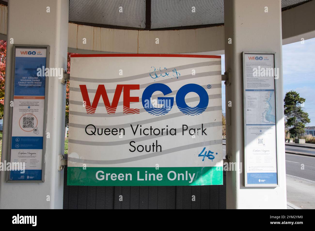 Cartello con la linea verde Wego in una fermata dell'autobus sulla Niagara River Parkway a Niagara Falls, Ontario, Canada Foto Stock