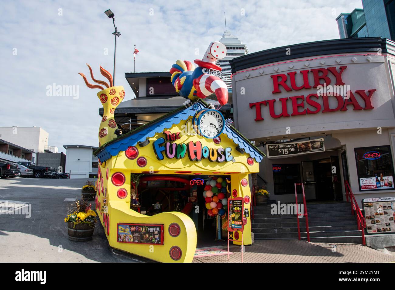 Il ristorante Ruby Tuesday e la Fun House segnalano Clifton Hill a Niagara Falls, Ontario, Canada Foto Stock
