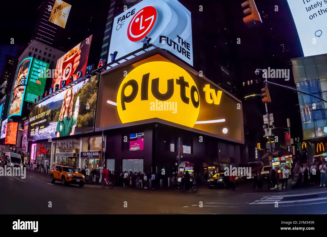 Pubblicità per il servizio di streaming del marchio Pluto TV a Times Square a New York mercoledì 6 novembre 2024. Pluto TV, un servizio di streaming gratuito supportato da annunci pubblicitari è di proprietà di Paramount streaming. (© Richard B. Levine) Foto Stock