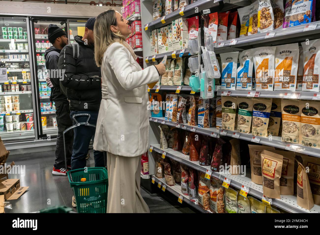 Shopping in un supermercato Whole Foods Market a New York mercoledì 13 novembre 2024. Il tasso annuo di inflazione è salito in ottobre, la prima volta da marzo, con un aumento del 0,2%. (© Richard B. Levine) Foto Stock