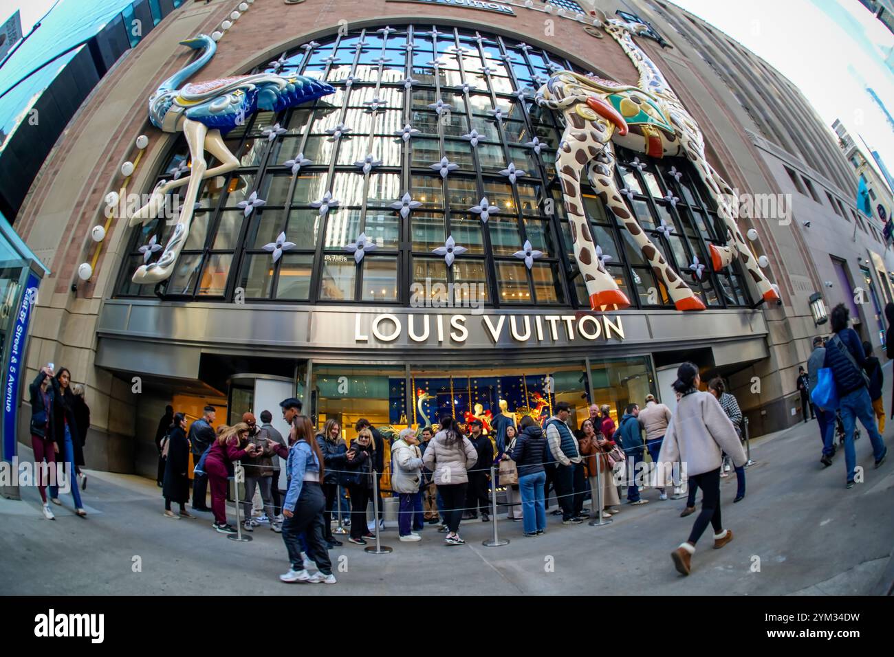 Il negozio temporaneo Louis Vuitton sulla East 57th Street e sulla Fifth Avenue a Midtown Manhattan a New York domenica 17 novembre 2024. Il flagship store è attualmente in fase di demolizione per far posto a un negozio Vuitton più grande e migliore (© Richard B. Levine) Foto Stock