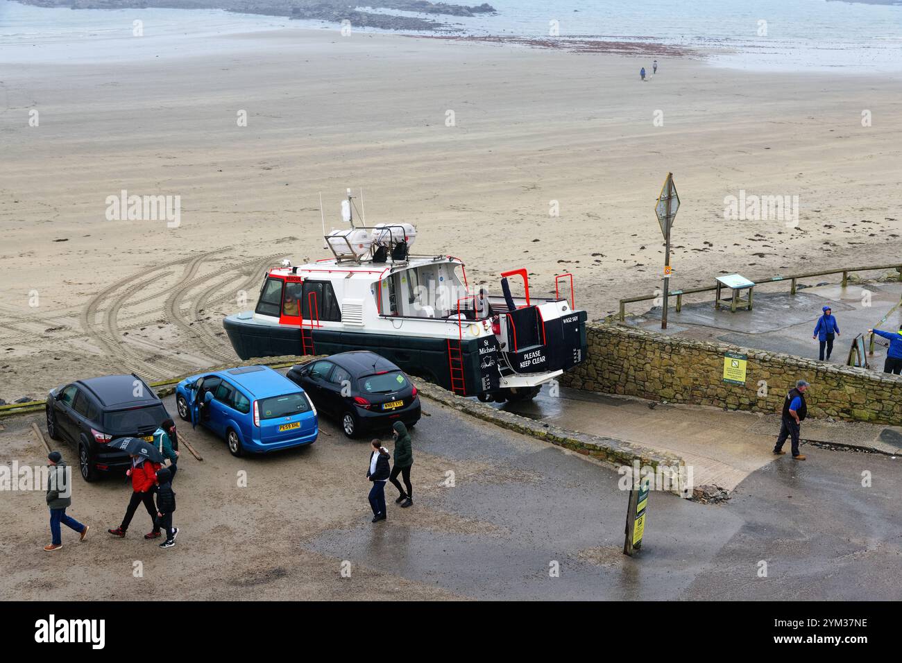 Il veicolo anfibio per passeggeri, "St Michael", che parte dalla spiaggia di Marazion e naviga verso St Michaels Mount Cornwall Inghilterra, Regno Unito Foto Stock