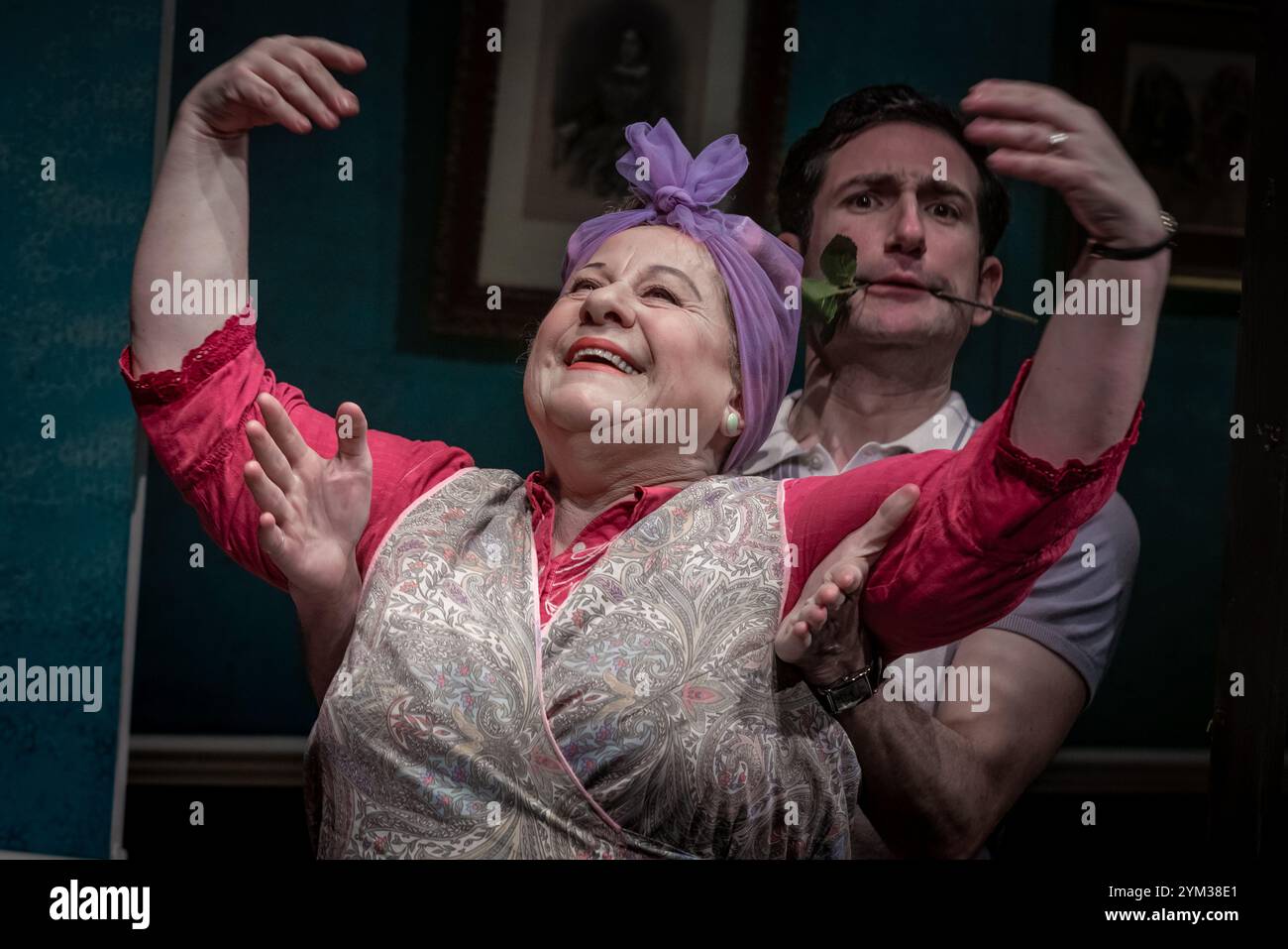 "Don't Destroy me" recita al Teatro Arcola. Una nuova produzione della tenera ma inquietante commedia del 1956 di Michael Hastings sugli immigrati ebrei a Londra Foto Stock