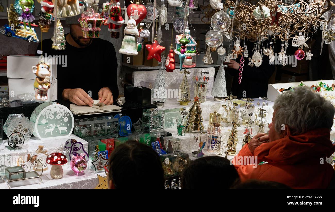 Shopping per decorazioni natalizie natalizie al mercatino di Natale di Birmingham Foto Stock