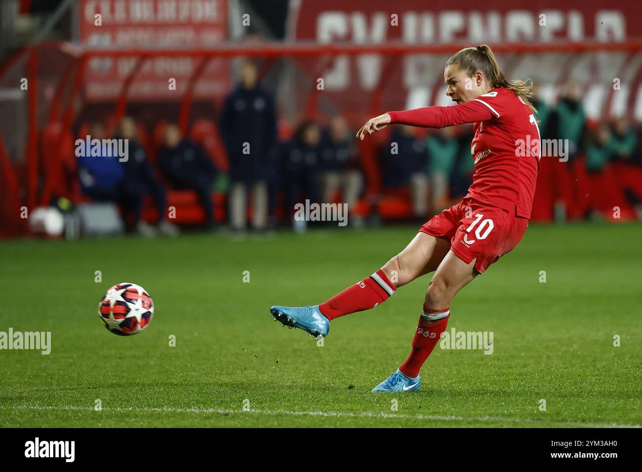 ENSCHEDE - Kayleigh van Dooren del FC Twente durante la partita femminile di UEFA Champions League tra FC Twente e Real Madrid allo Stadion De Grolsch veste il 20 novembre 2024 a Enschede, Paesi Bassi. ANP VINCENT JANNINK Foto Stock