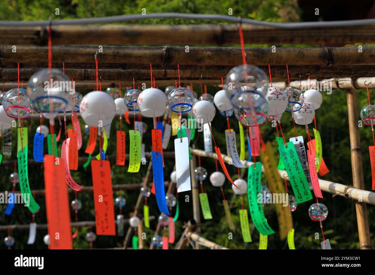 Furin o campanili del vento, piccola campana di vetro di preghiera al santuario Yutoku Inari. Traduzione inglese significa pregare per la felicità, la fortuna, l'amore, la famiglia scrivendo pregando Foto Stock