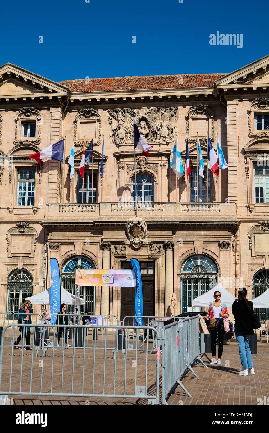 Marsiglia. Francia - 20 novembre 2024: Il municipio di Marsiglia, Hotel de Ville, nella zona del porto vecchio, presenta una splendida facciata con un architetto dettagliato Foto Stock