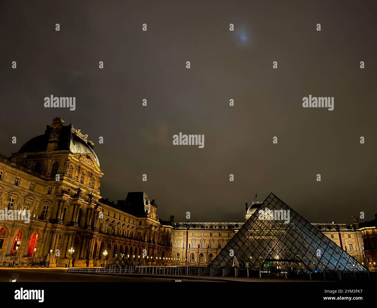 Il Louvre a mezzanotte - Immagine stock catturata con smartphone