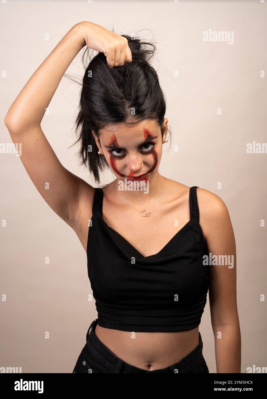 teen halloween che si aggira sui capelli Foto Stock