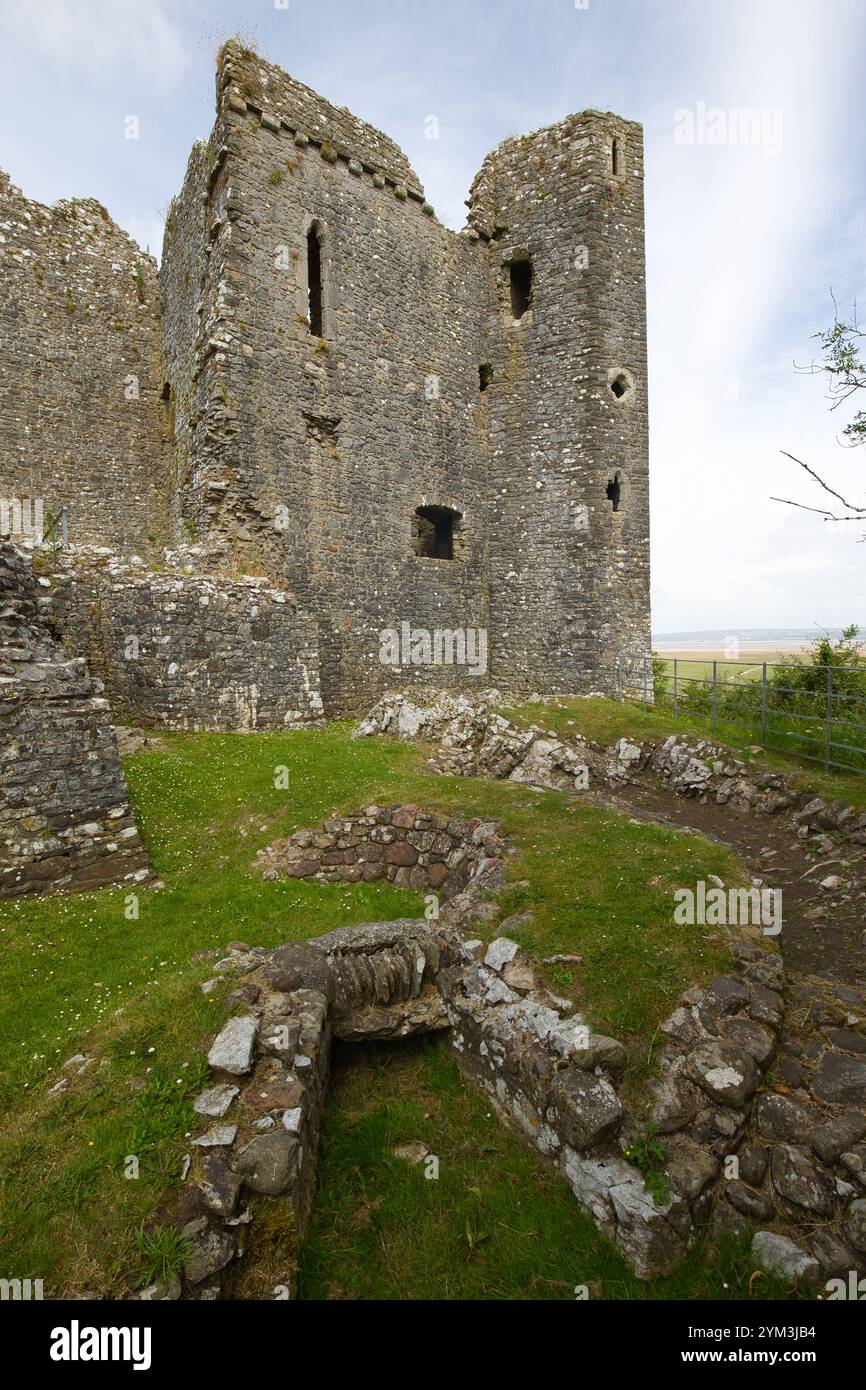 Galles, Penisola di Gower - 2 luglio 2024: Castello di Weobley è un maniero fortificato del XIV secolo. Foto Stock