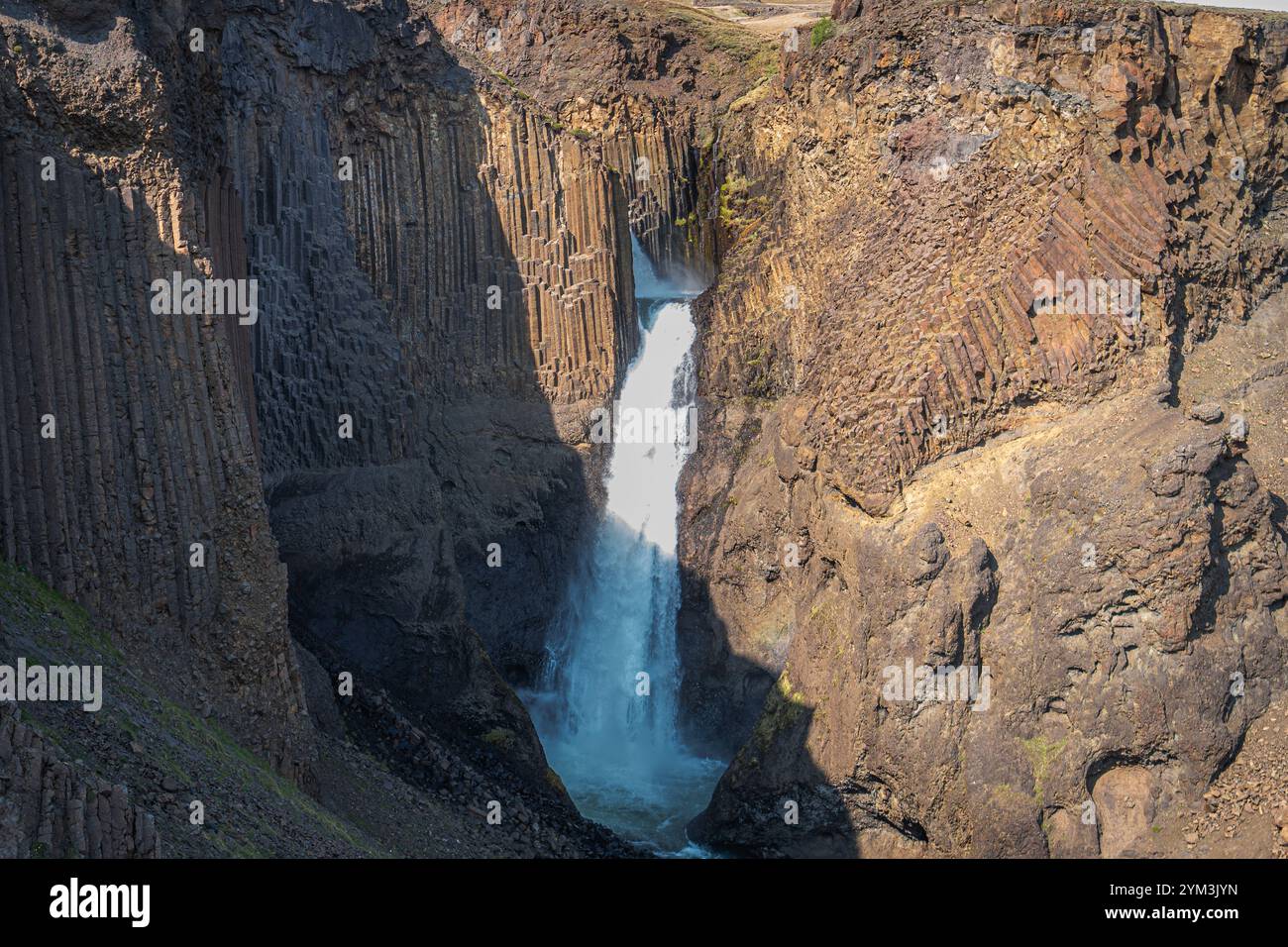 Un'avventurosa escursione attraverso l'Islanda orientale conduce alle splendide cascate di Hengifoss e Litlanesfoss, circondate da impressionanti colonne di basalto e aspre Foto Stock