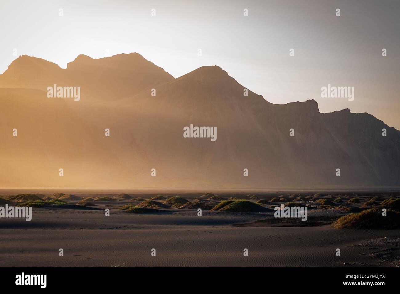 Un villaggio vichingo ricostruito si trova contro la spettacolare montagna Vestrahorn a Stokksnes, Islanda orientale. Questa location cinematografica mostra il vi dell'Islanda Foto Stock