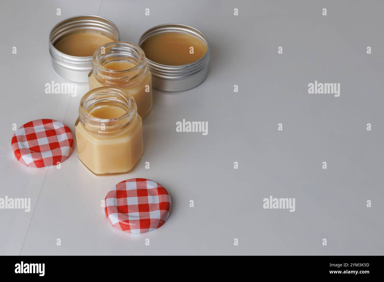 Vasetti con panna fatta in casa e spazio negativo Foto Stock