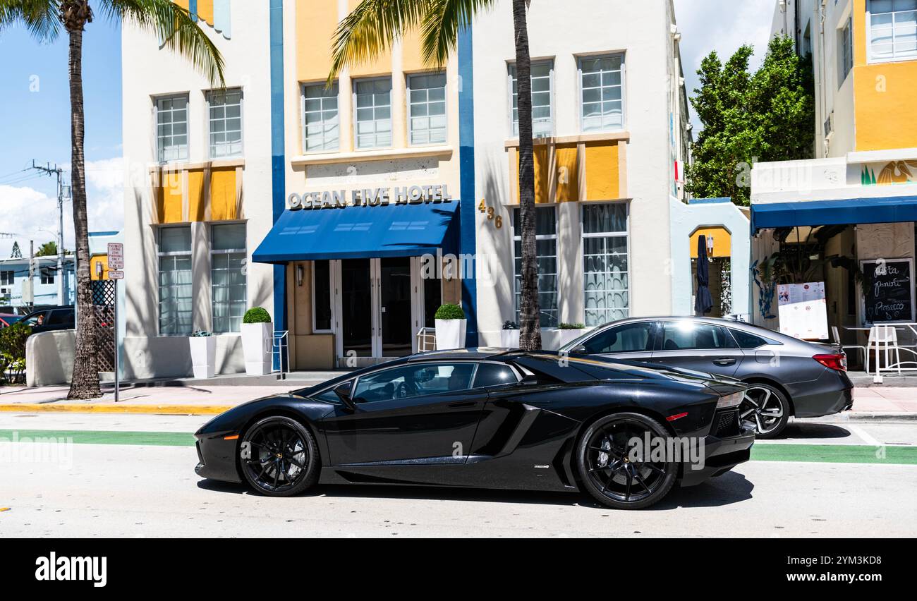 Miami Beach, Florida USA - 8 giugno 2024: 2023 Lamborghini Huracan tecnica Green a miami Beach. Lamborghini è una casa automobilistica italiana di lusso Foto Stock