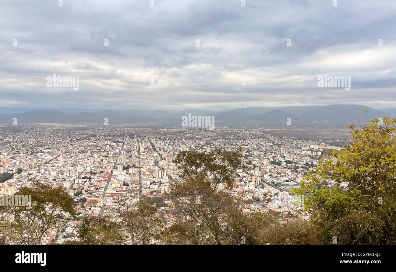 Vista dalla funivia della città di Salta, turismo nel nord dell'Argentina. Vista panoramica.Salta. Sfondo. Opuscolo turistico Foto Stock