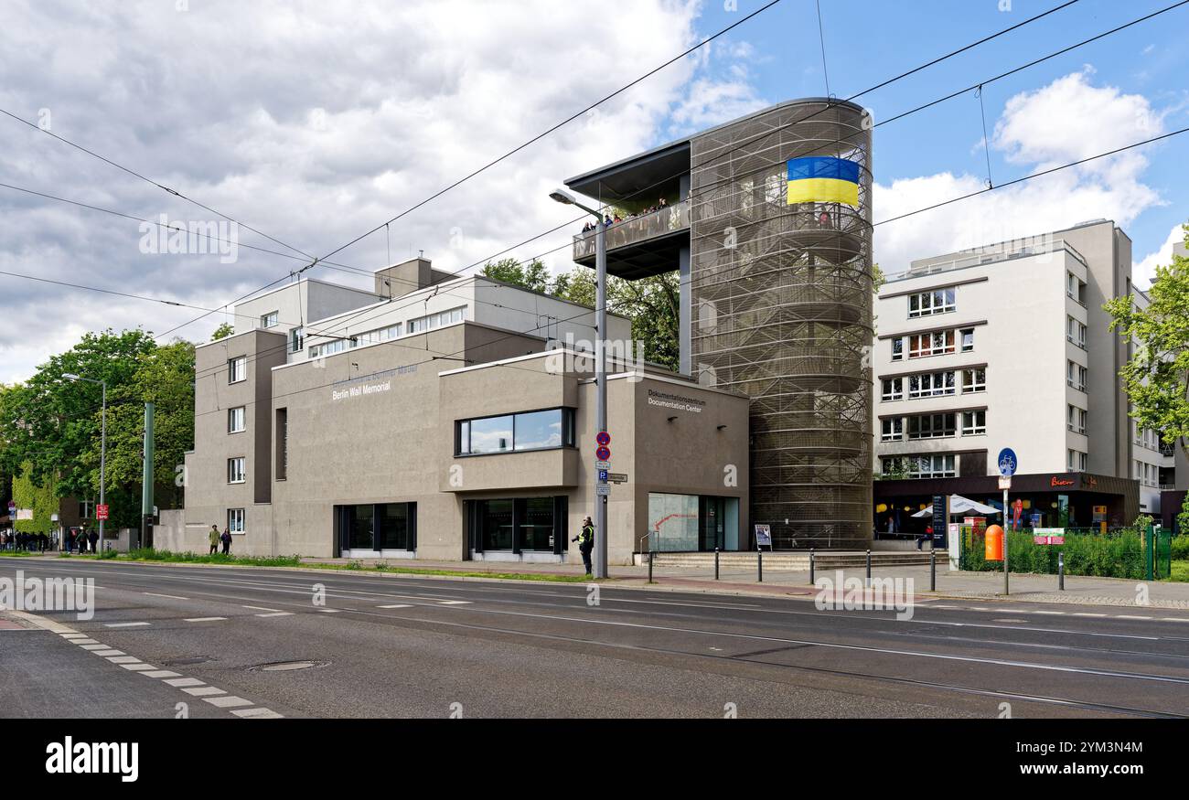 Memoriale del muro di Berlino, Centro di documentazione, a Bernauer Straße. Foto Stock