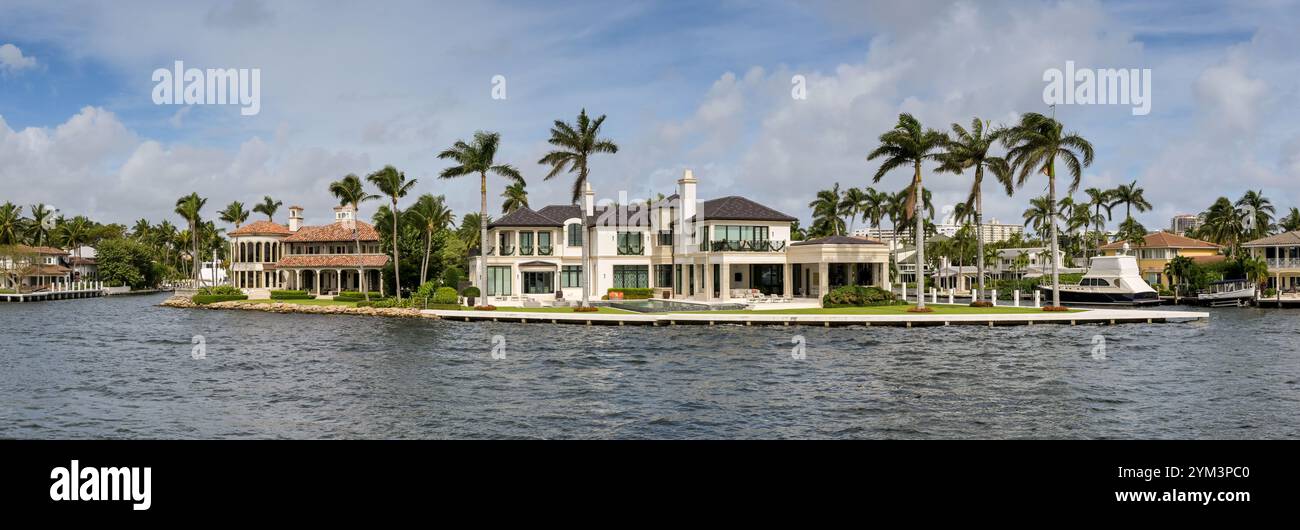 Fort Lauderdale, Florida, USA - 2 dicembre 2024: Vista panoramica delle case di lusso sul bordo del canale di Fort Lauderdale Foto Stock
