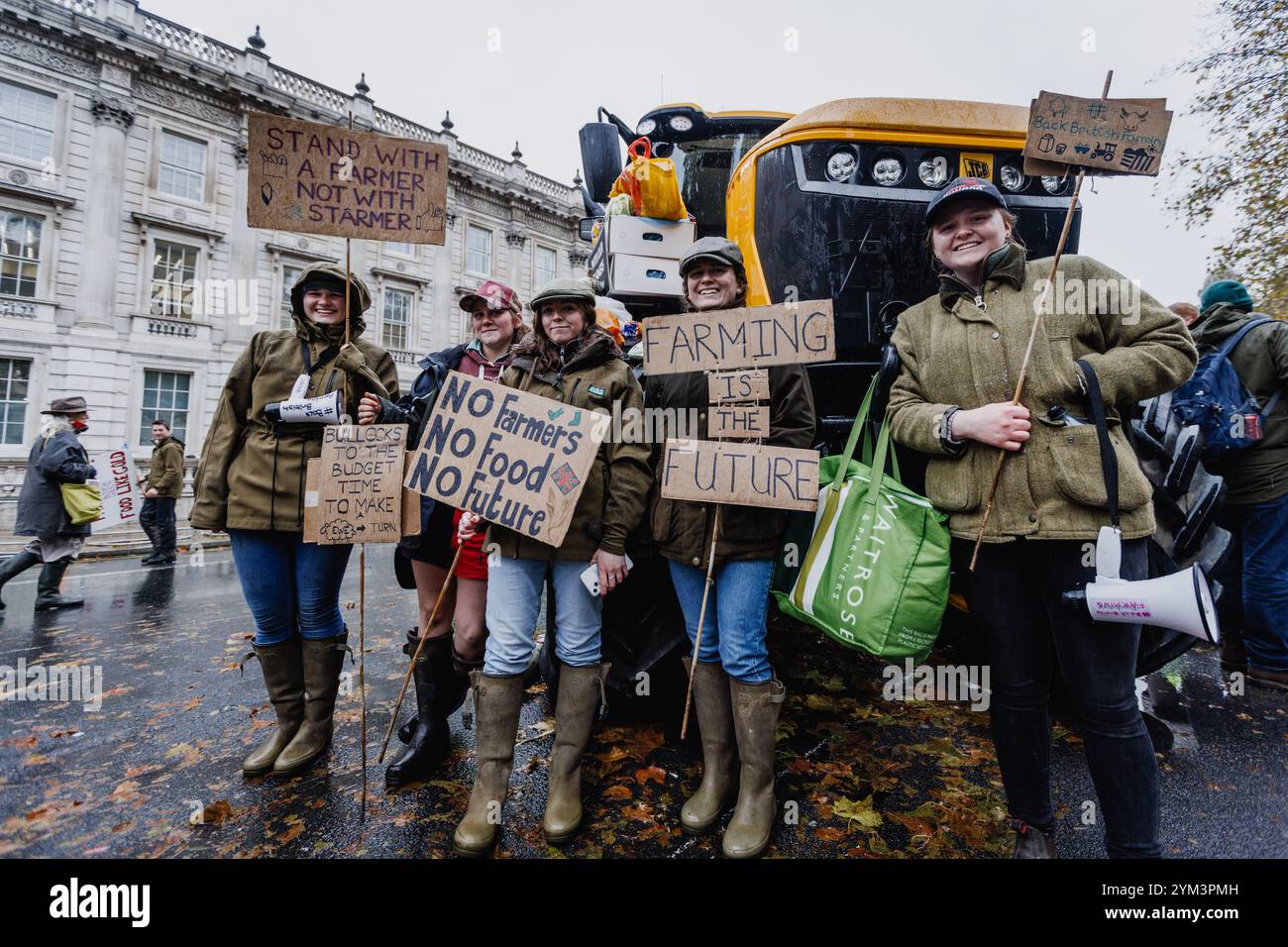 Gli attivisti degli agricoltori marciano a Londra contro le nuove leggi sull'imposta sulle successioni per le aziende agricole annunciate nel bilancio. Foto Stock