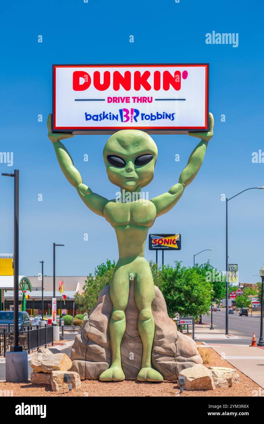 ROSWELL, NEW MEXICO, USA - 23 GIUGNO 2019: Dunkin' e Baskin Robbins firmano da uno spazio alieno verde. Foto Stock