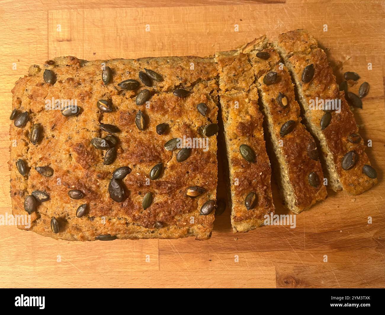 Pane fatto in casa con lenticchie rosse e avena come concetto di cibo sano Foto Stock