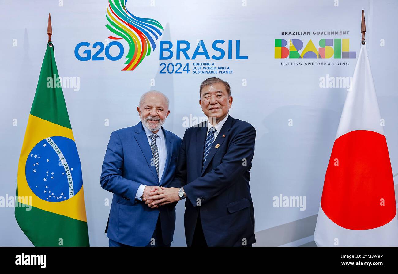 Rio de Janeiro, Brasile. 19 novembre 2024. Il presidente brasiliano Luiz Inacio Lula da Silva, di sinistra, stringe la mano al primo ministro giapponese Shigeru Ishiba prima del loro incontro bilaterale a margine del vertice del gruppo delle 20 nazioni industrializzate, il 19 novembre 2024 a Rio de Janeiro, Brasile. Crediti: Ricardo Stuckert/Palacio do Planalto/Alamy Live News Foto Stock