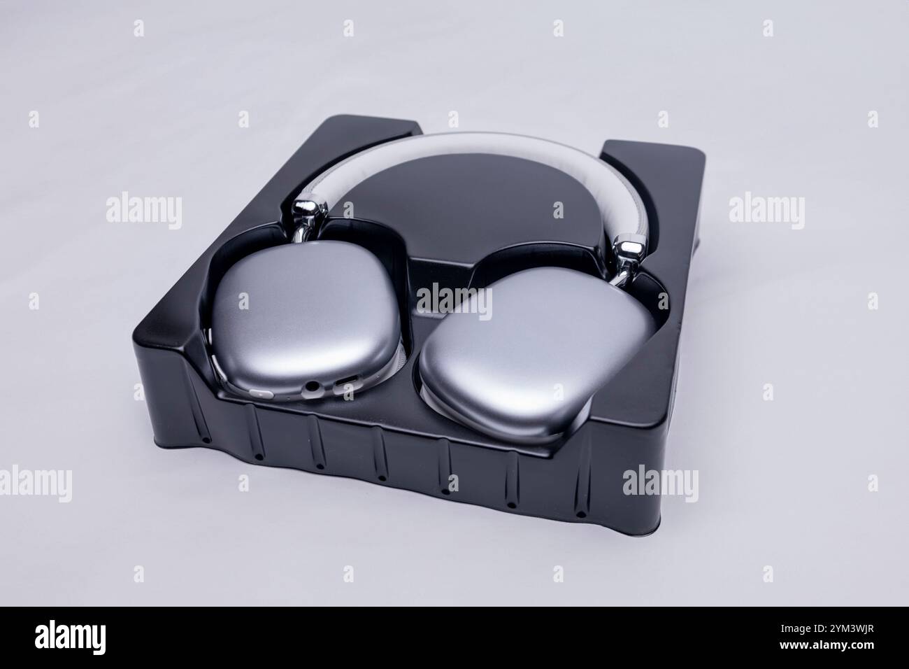 Cuffie wireless moderne presentate nella confezione, pronte per la vendita o l'uso Foto Stock