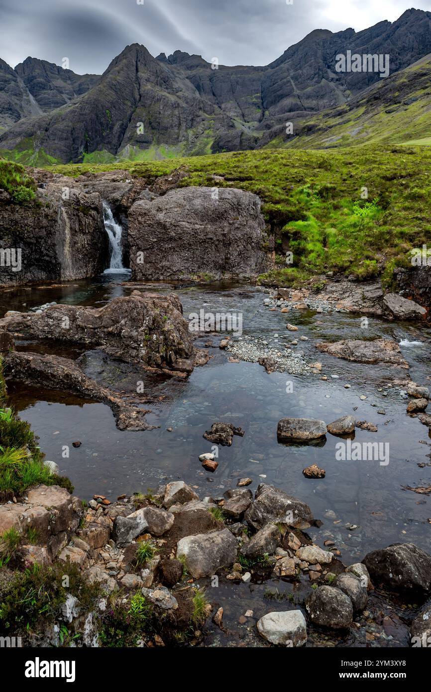 Valley Glen friabile con fiume friabile e cascate con Fairy Pools sull'Isola di Skye in Scozia, Regno Unito Foto Stock