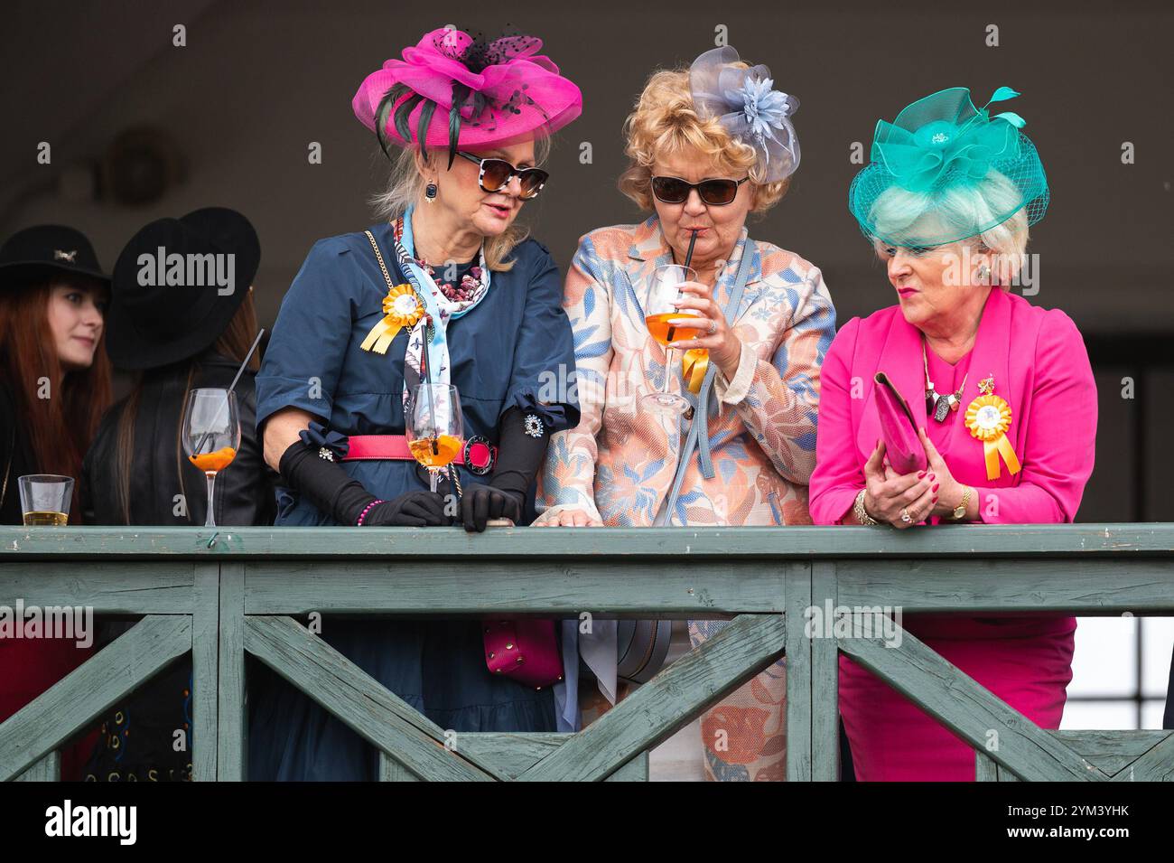 WROCLAW, POLONIA - 23 APRILE 2023: Corse ippiche - apertura della stagione all'ippodromo WTWK Partynice. Gente nella tribuna VIP. Foto Stock