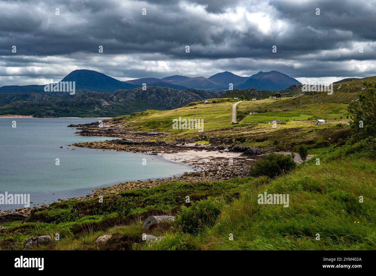 Paesaggio rurale con vista sulla baia di Gruinard e la spiaggia sulla costa delle Highlands in Scozia, Regno Unito Foto Stock