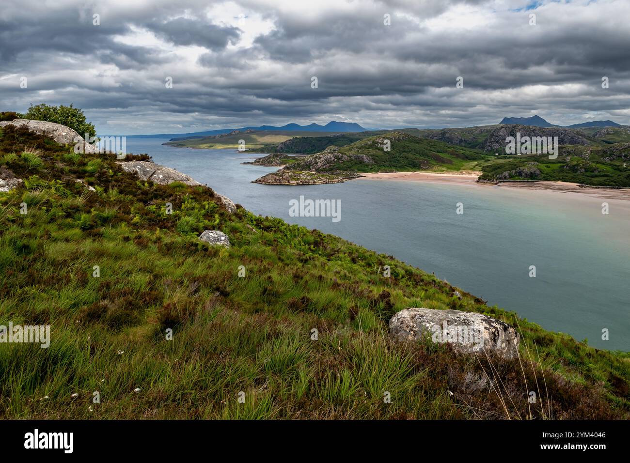 Paesaggio rurale con vista sulla baia di Gruinard e la spiaggia sulla costa delle Highlands in Scozia, Regno Unito Foto Stock