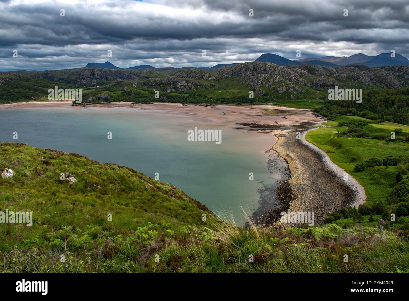 Paesaggio rurale con vista sulla baia di Gruinard e la spiaggia sulla costa delle Highlands in Scozia, Regno Unito Foto Stock