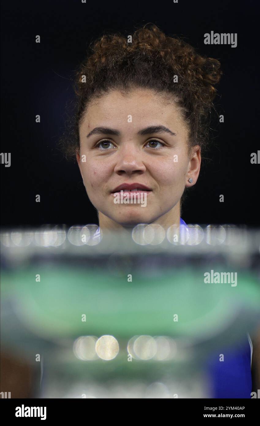 Malaga, Spagna. 20 novembre 2024. Jasmine Paolini, del Team Italia, festeggia con il trofeo dopo aver vinto la Billie Jean King Cup, al Palacio de Deportes Jose Maria Martin Carpena Arena di Malaga. Crediti: Isabel Infantes/Alamy Live News Foto Stock