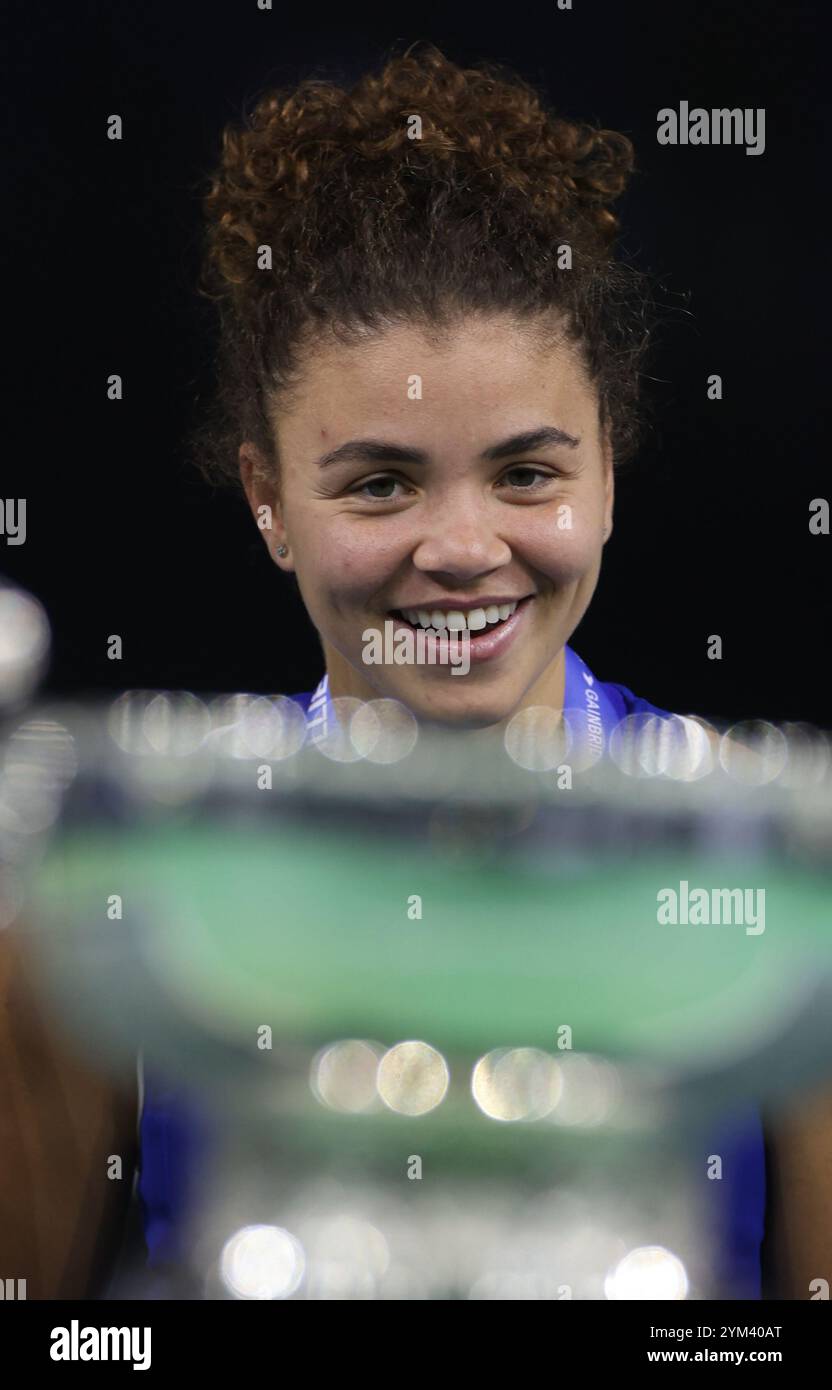 Malaga, Spagna. 20 novembre 2024. Jasmine Paolini, del Team Italia, festeggia con il trofeo dopo aver vinto la Billie Jean King Cup, al Palacio de Deportes Jose Maria Martin Carpena Arena di Malaga. Crediti: Isabel Infantes/Alamy Live News Foto Stock