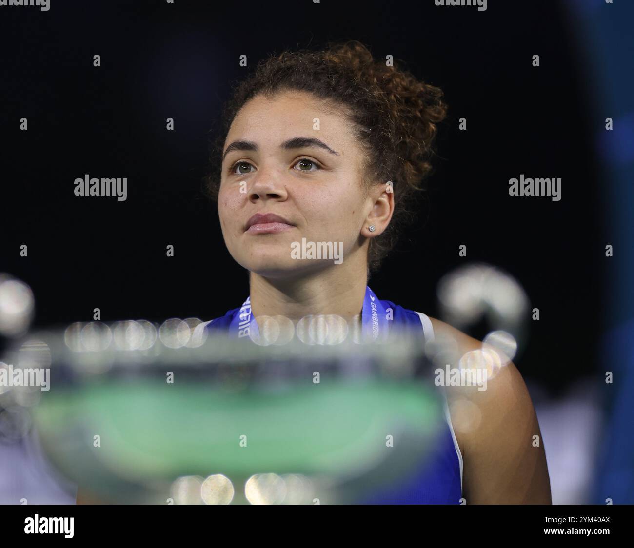 Malaga, Spagna. 20 novembre 2024. Jasmine Paolini, del Team Italia, festeggia con il trofeo dopo aver vinto la Billie Jean King Cup, al Palacio de Deportes Jose Maria Martin Carpena Arena di Malaga. Crediti: Isabel Infantes/Alamy Live News Foto Stock