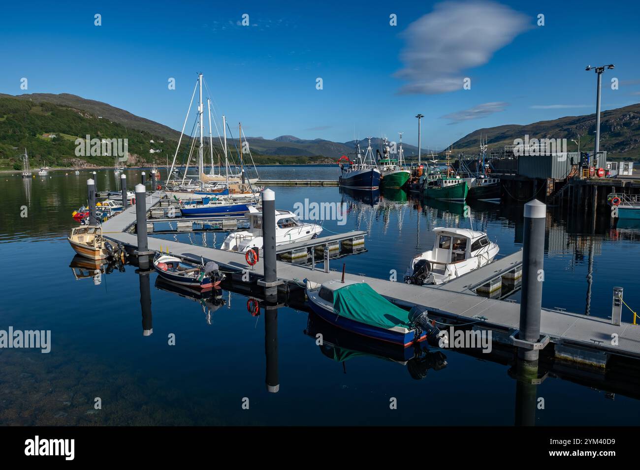Porto con barche nel villaggio di Ullapool sulla costa atlantica delle Highlands in Scozia, Regno Unito Foto Stock