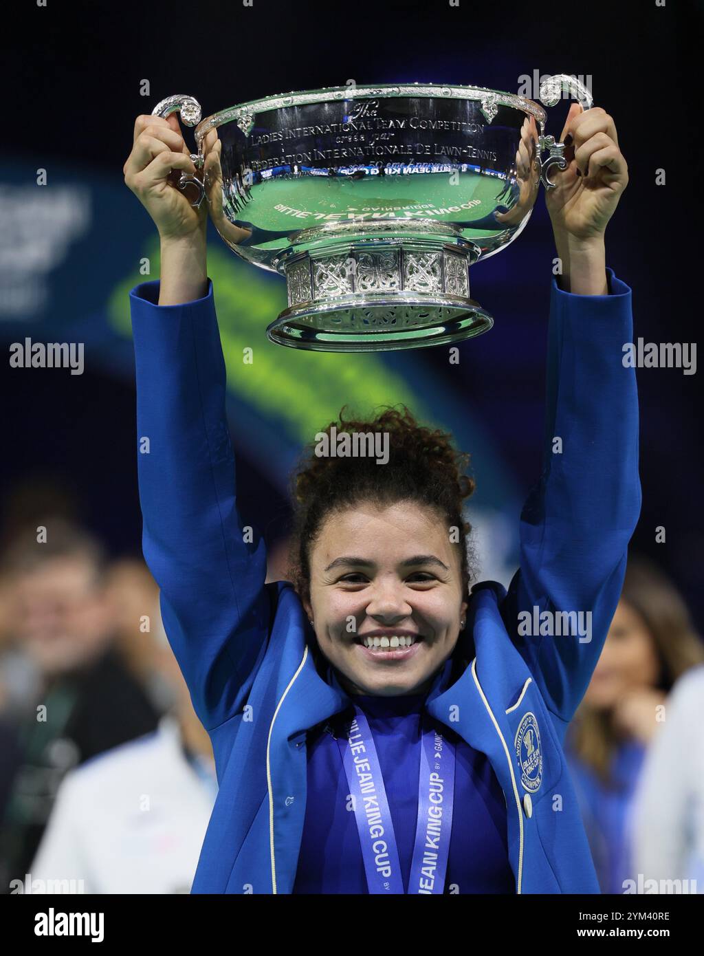 Malaga, Spagna. 20 novembre 2024. Jasmine Paolini, del Team Italia, festeggia con il trofeo dopo aver vinto la Billie Jean King Cup, al Palacio de Deportes Jose Maria Martin Carpena Arena di Malaga. Crediti: Isabel Infantes/Alamy Live News Foto Stock