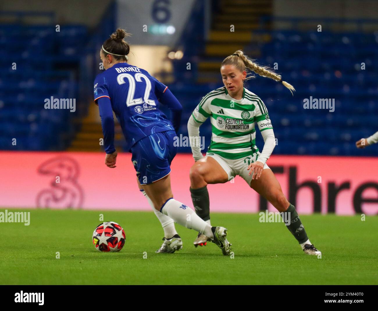 Stamford Bridge, Londra, Regno Unito. 20 novembre 2024. Lucy Bronze (22 Chelsea) cerca di farsi passare Lucy Ashworth-Clifford (22 Celtic) durante la partita di UEFA Womens Champions League tra Chelsea e Celtic allo Stamford Bridge di Londra mercoledì 20 novembre 2024. (Claire Jeffrey/SPP) credito: SPP Sport Press Photo. /Alamy Live News Foto Stock