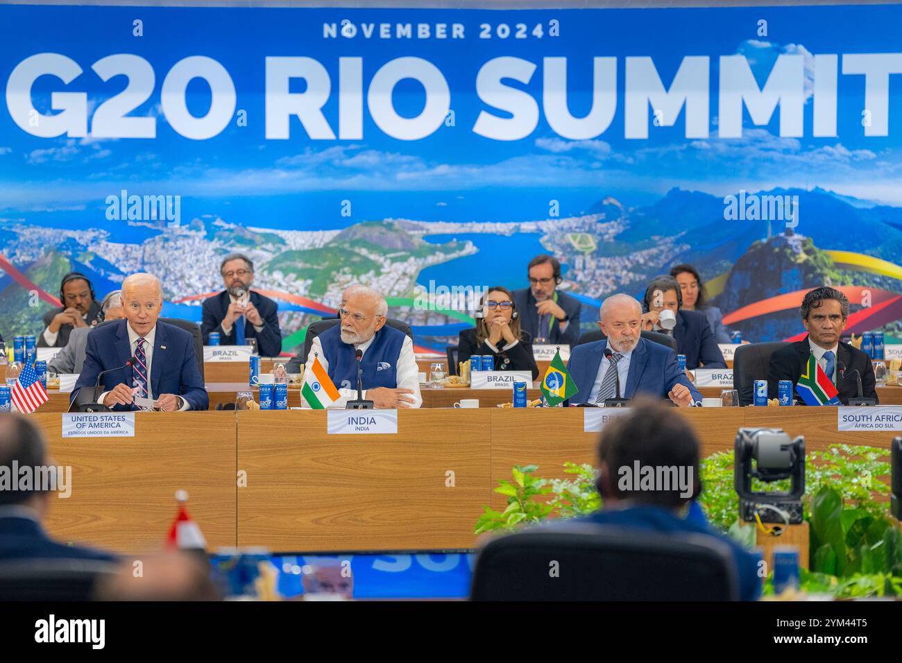 Rio de Janeiro, Brasile. 19 novembre 2024. Il presidente degli Stati Uniti Joe Biden, a sinistra, pronuncia le sue osservazioni durante la sessione 3 "sviluppo sostenibile e transizione energetica" al Summit del gruppo delle 20 nazioni industrializzate, il 19 novembre 2024 a Rio de Janeiro, Brasile. Crediti: Adam Schultz/White House Photo/Alamy Live News Foto Stock