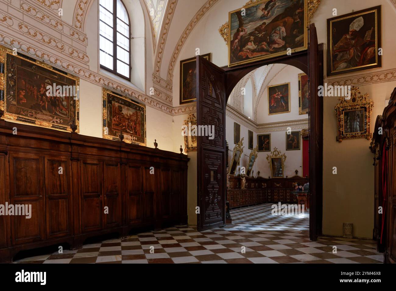 L'interno ornato della Cattedrale di Granada mostra dipinti dorati, intricati lavori in legno e alti soffitti a volta Foto Stock