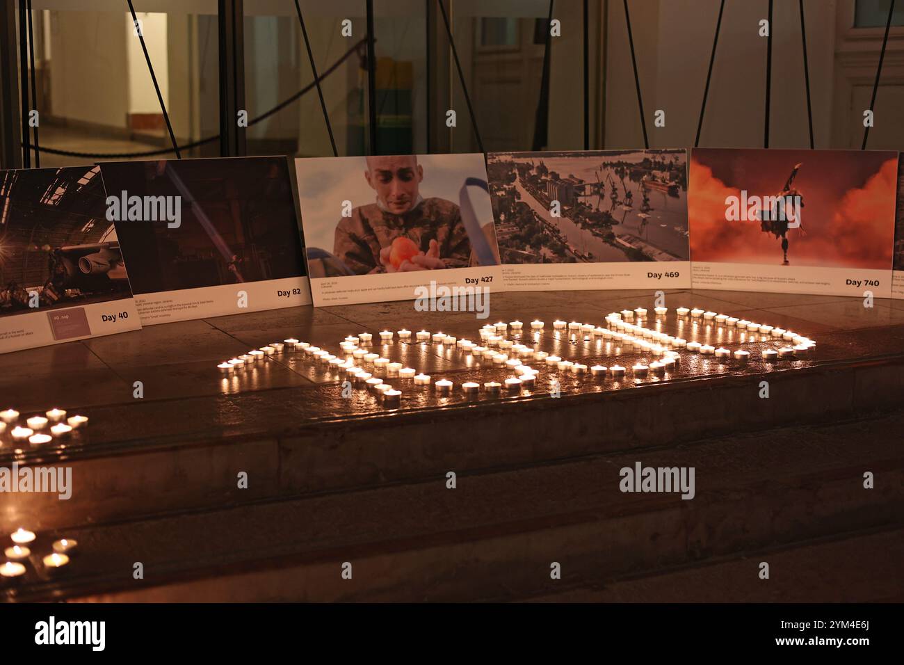 Ungheria - Memoriale con candele presso il comune di Budapest, in quanto ha segnato 1000 giorni di invasione su vasta scala della Russia in Ucraina il 20 novembre 2024 Foto Stock