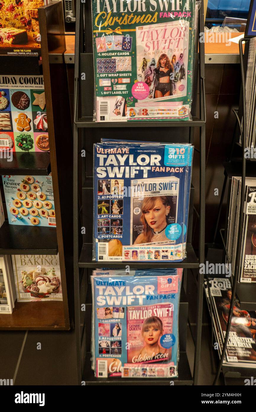 Barnes & Noble Booksellers sulla Fifth Avenue a New York City ha una vasta selezione di libri e riviste, Stati Uniti 2024 Foto Stock