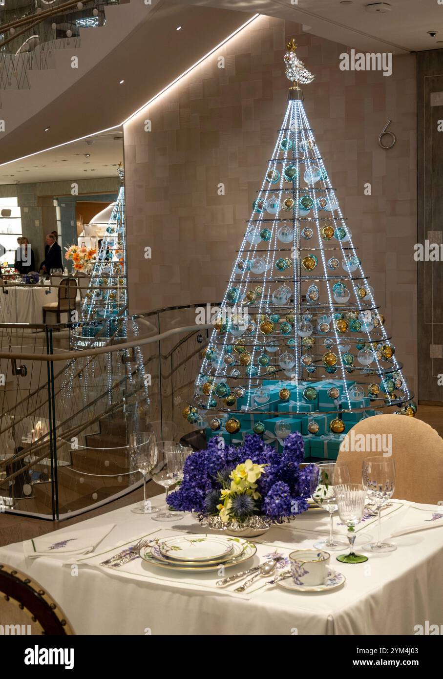 La gioielleria di punta Tiffany & Co. Si trova sulla Fifth Avenue, New York City, USA 2024 Foto Stock