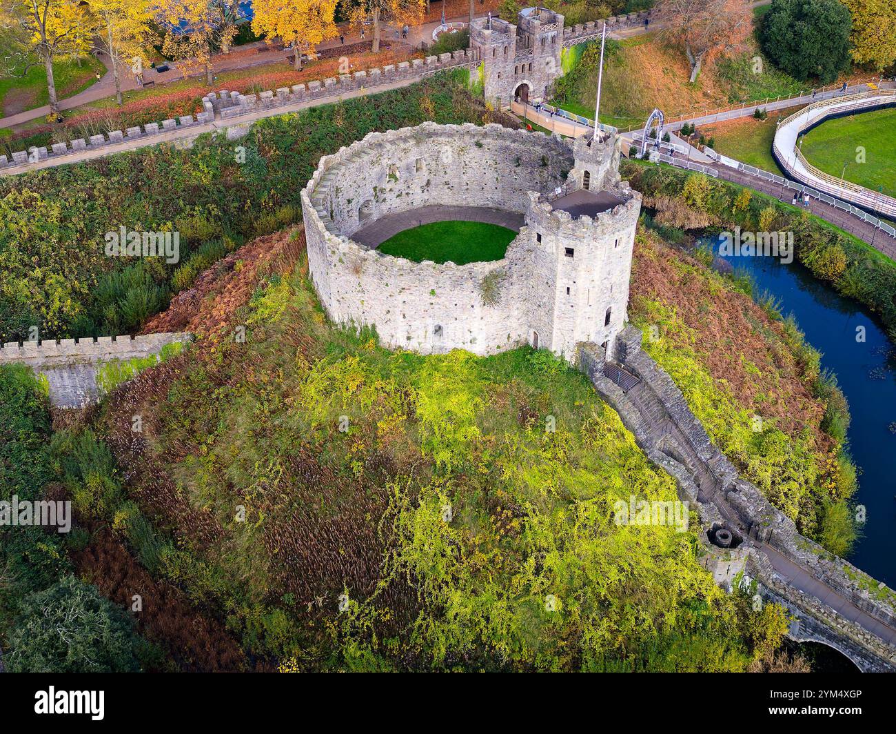 Veduta aerea del castello di Cardiff circondato da una splendida fogliame autunnale Foto Stock